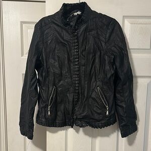 Chic Black Faux Leather Jacket with Zipper Details